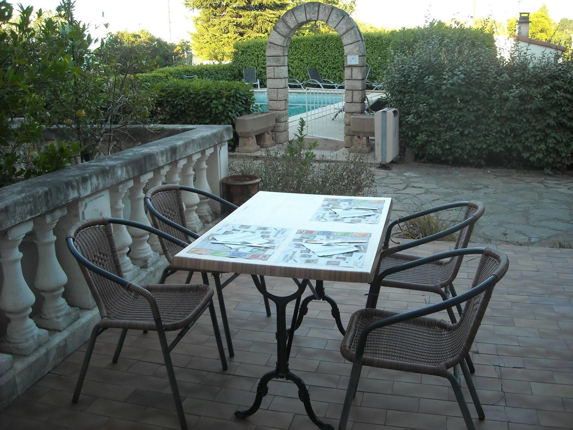 Hotel Ecusson Saint-Hilaire-de-Brethmas 외부 사진